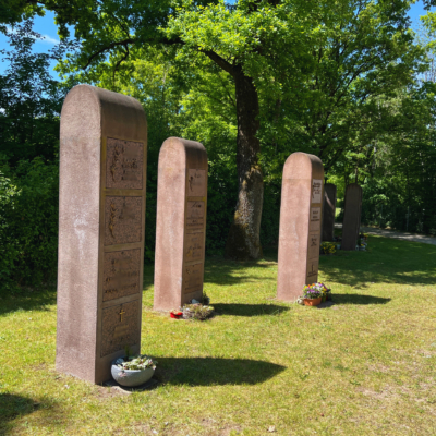 Urnens&auml;ulen Friedhof Pyrbaum